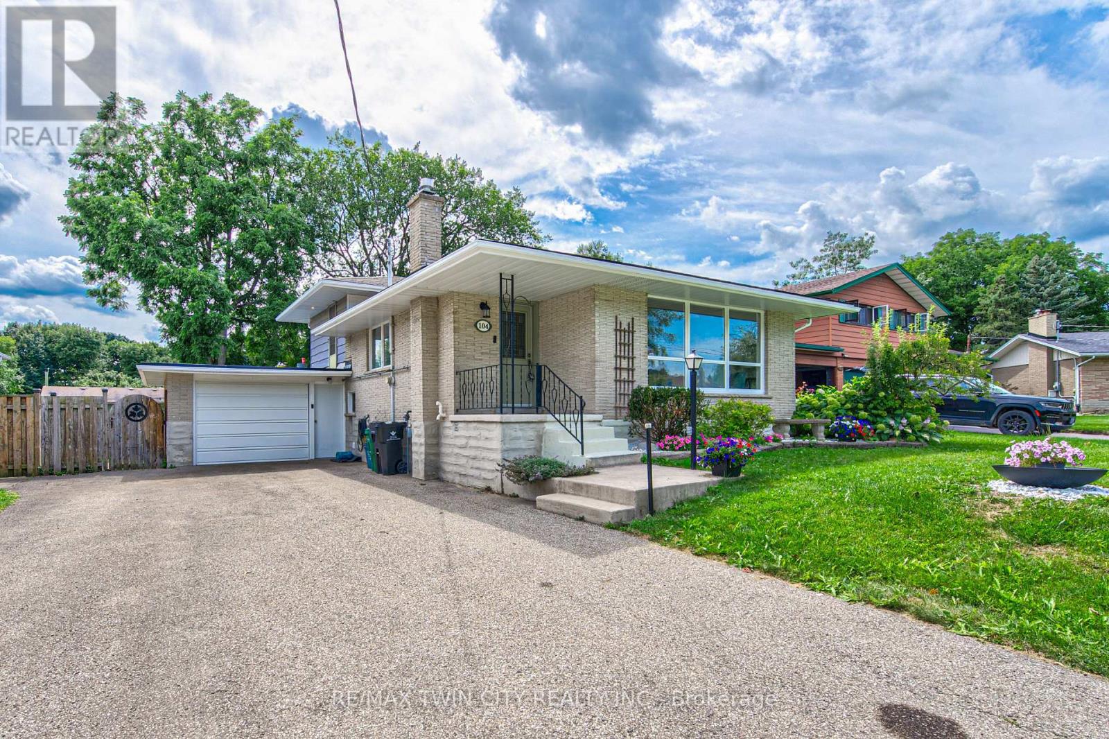 104 SPRINGBANK CRESCENT