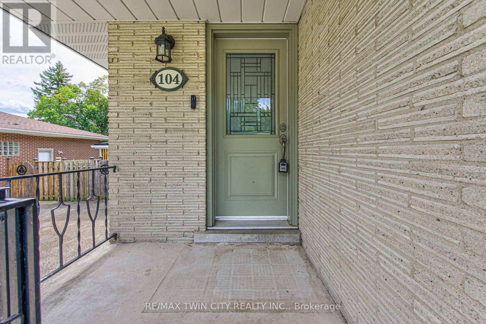 104 SPRINGBANK CRESCENT