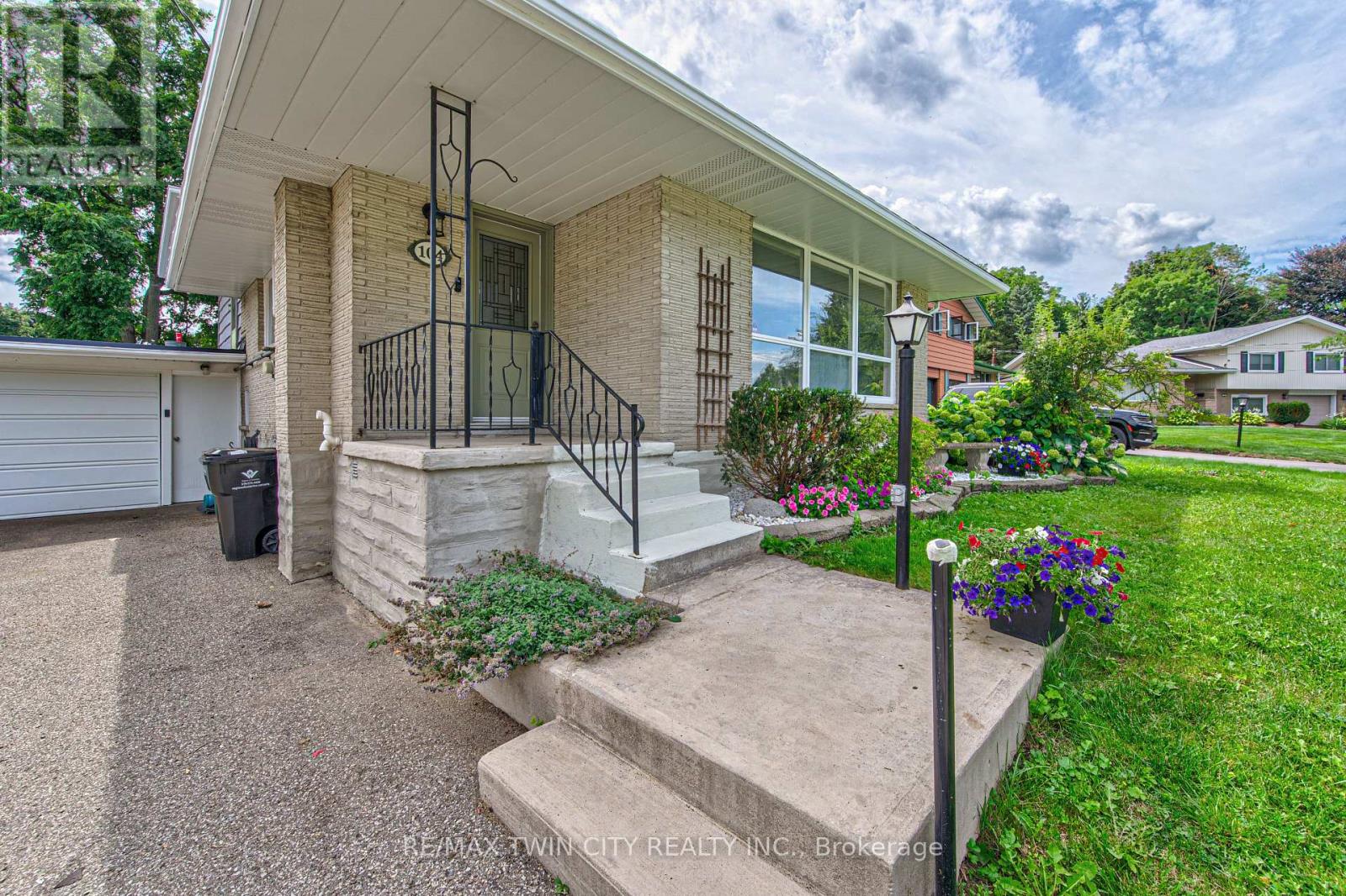 104 SPRINGBANK CRESCENT