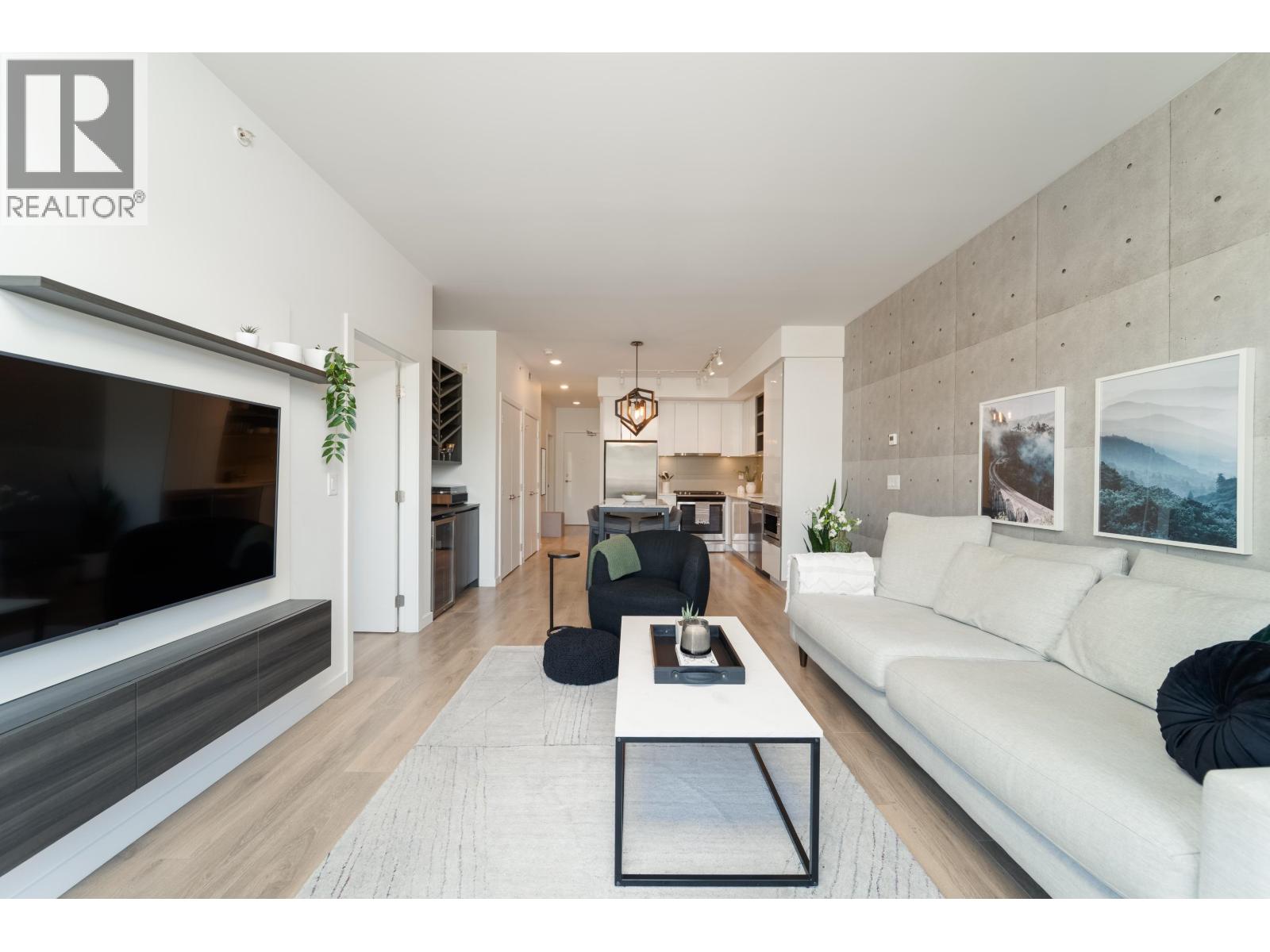 517 725 MARINE DRIVE