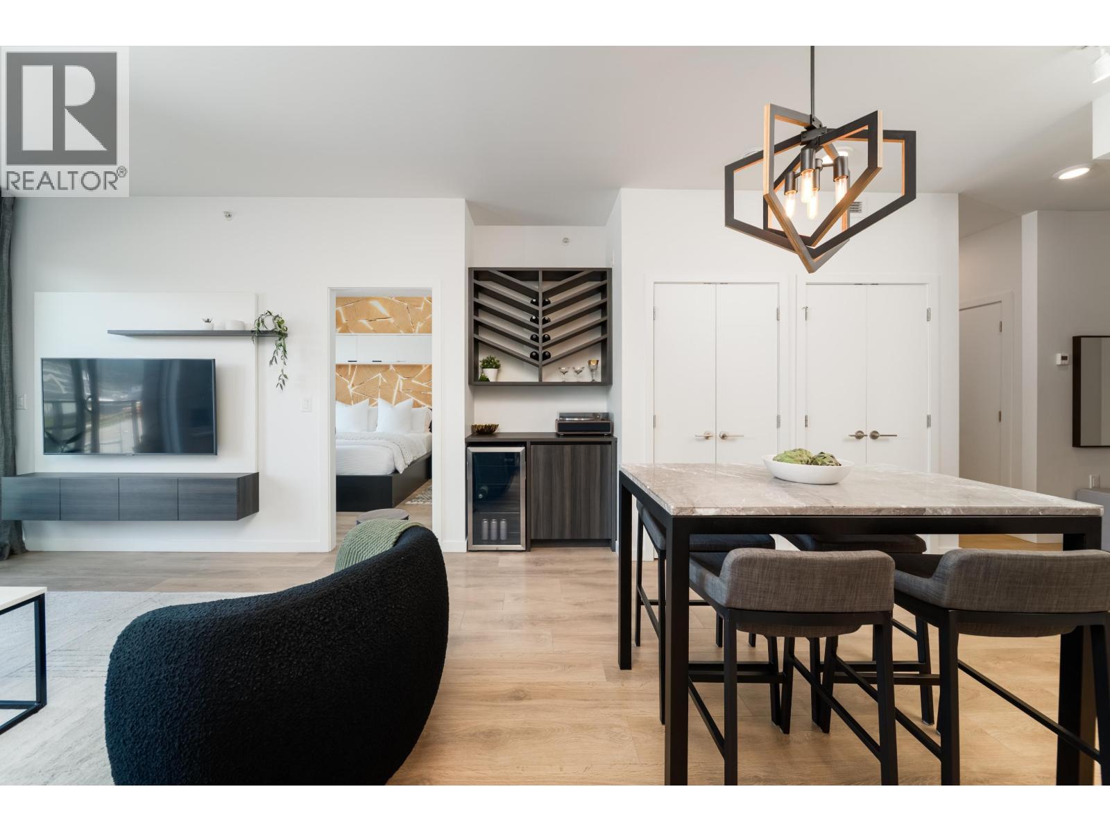 517 725 MARINE DRIVE