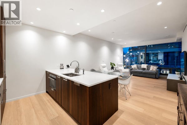402 - 1355 Bellevue Ave, West Vancouver, BC 3
