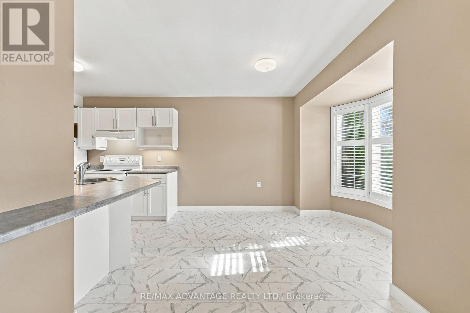 7 - 122 SHERWOOD FOREST SQUARE
