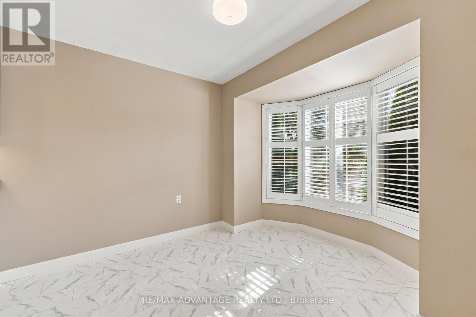 7 - 122 SHERWOOD FOREST SQUARE