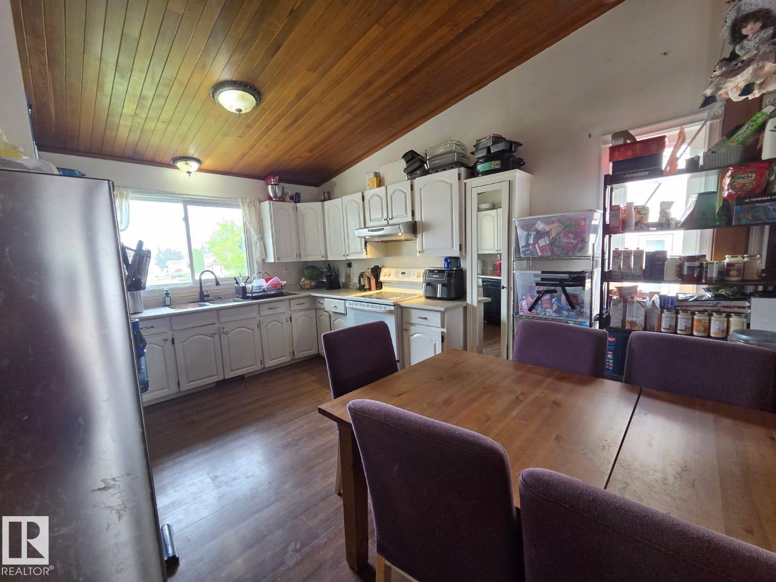 3511 28 AV NW