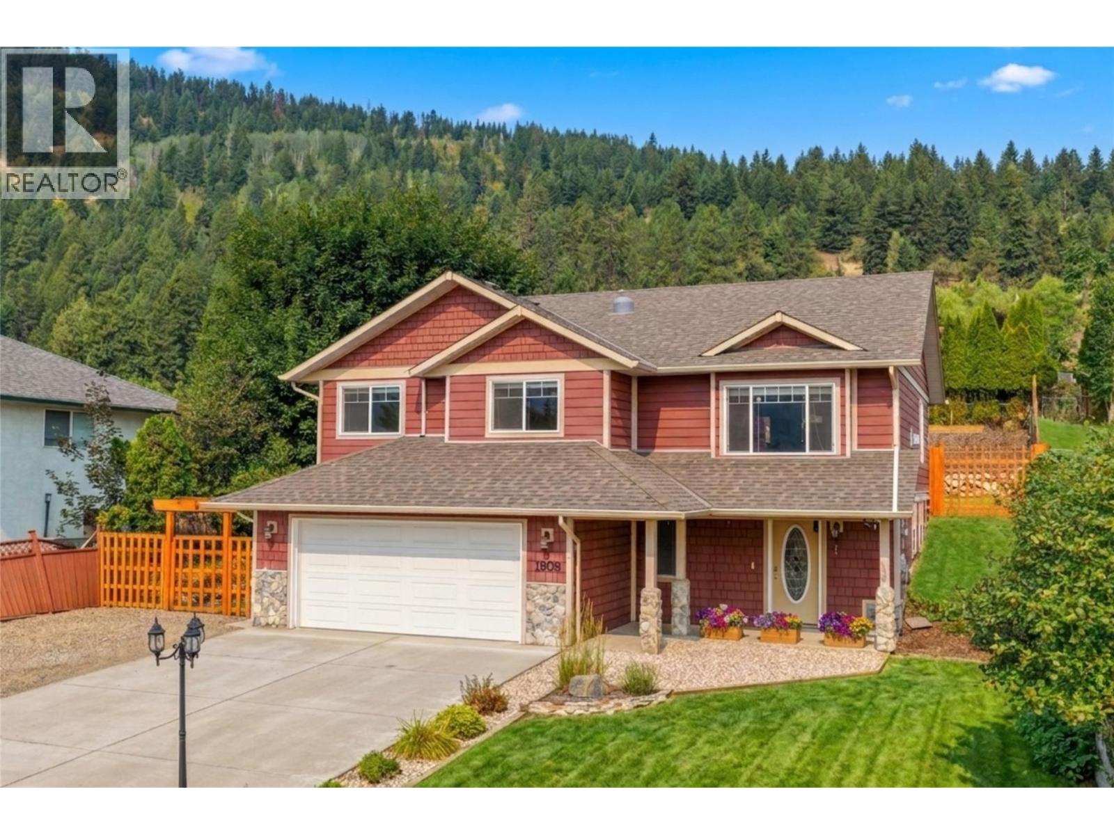 1808 Skyview Crescent