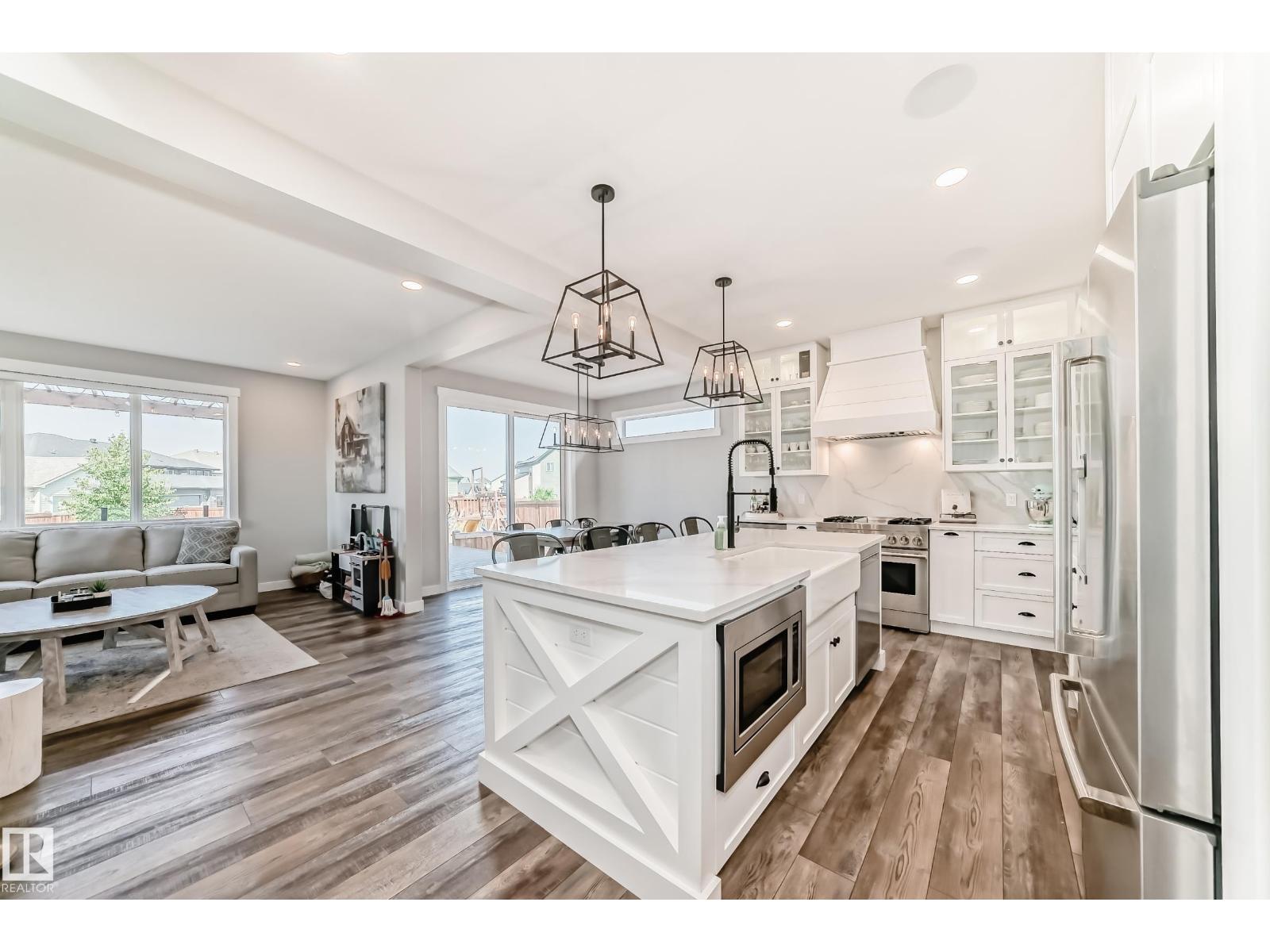 22380 93 AV NW