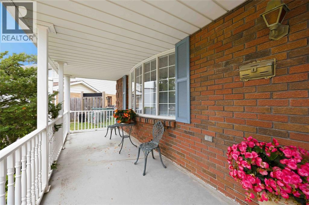 821 DANBURY CRESCENT