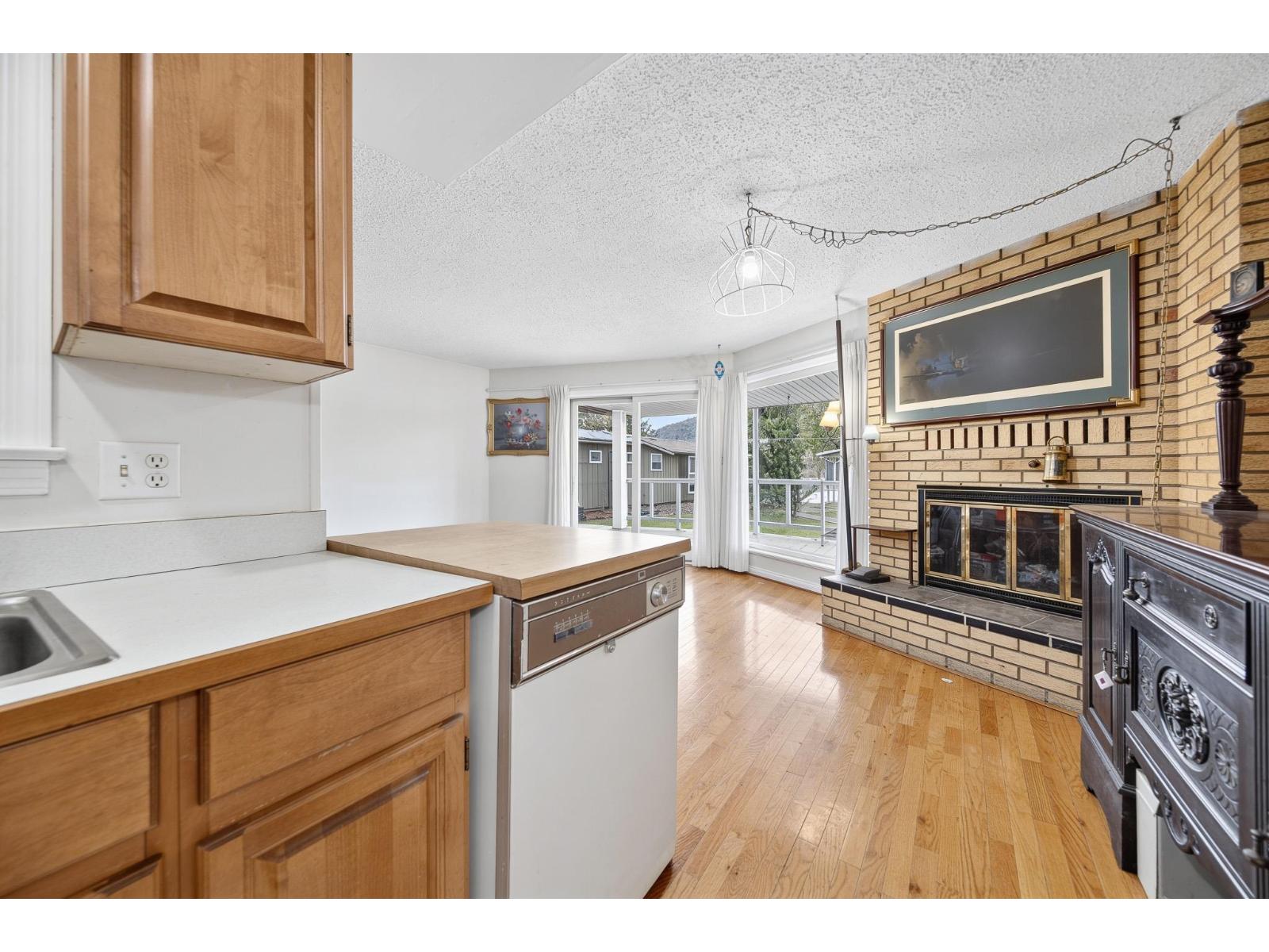 216 FIRST AVENUE, Cultus Lake North