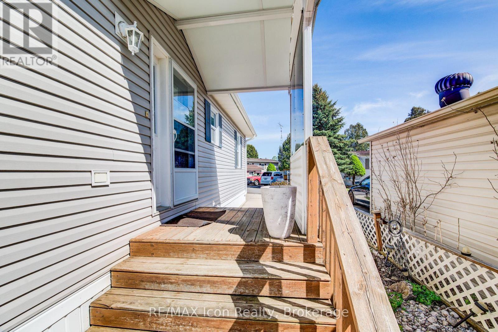 11 HEMLOCK CRESCENT
