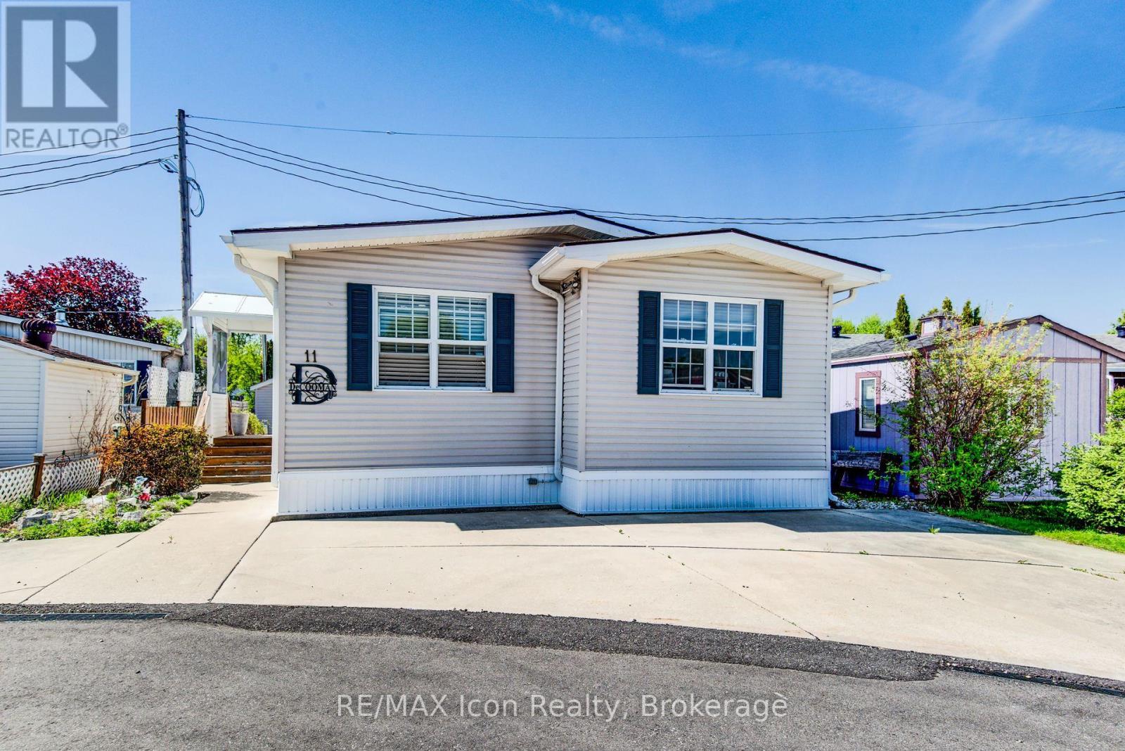 11 HEMLOCK CRESCENT