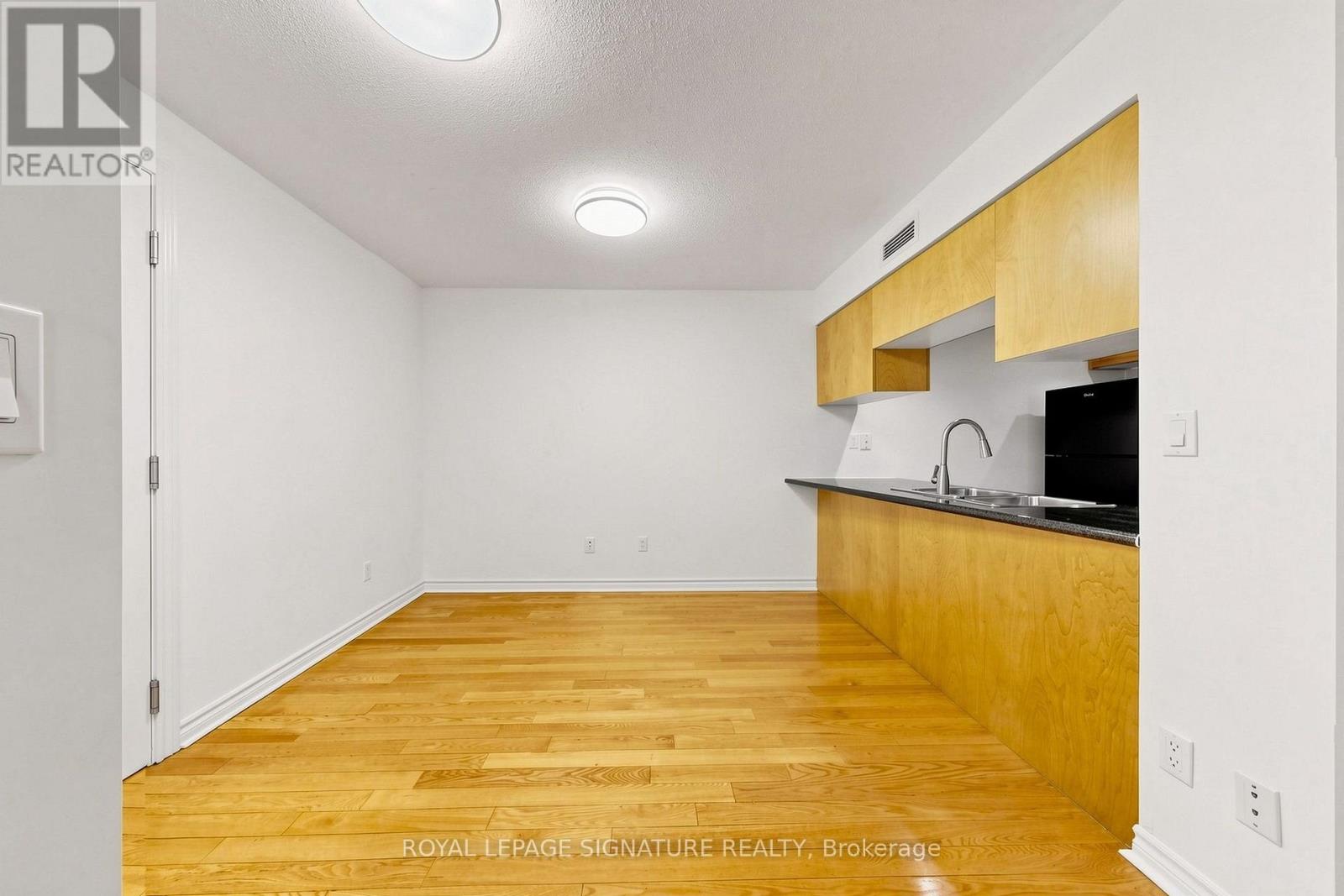 313 - 270 WELLINGTON STREET W