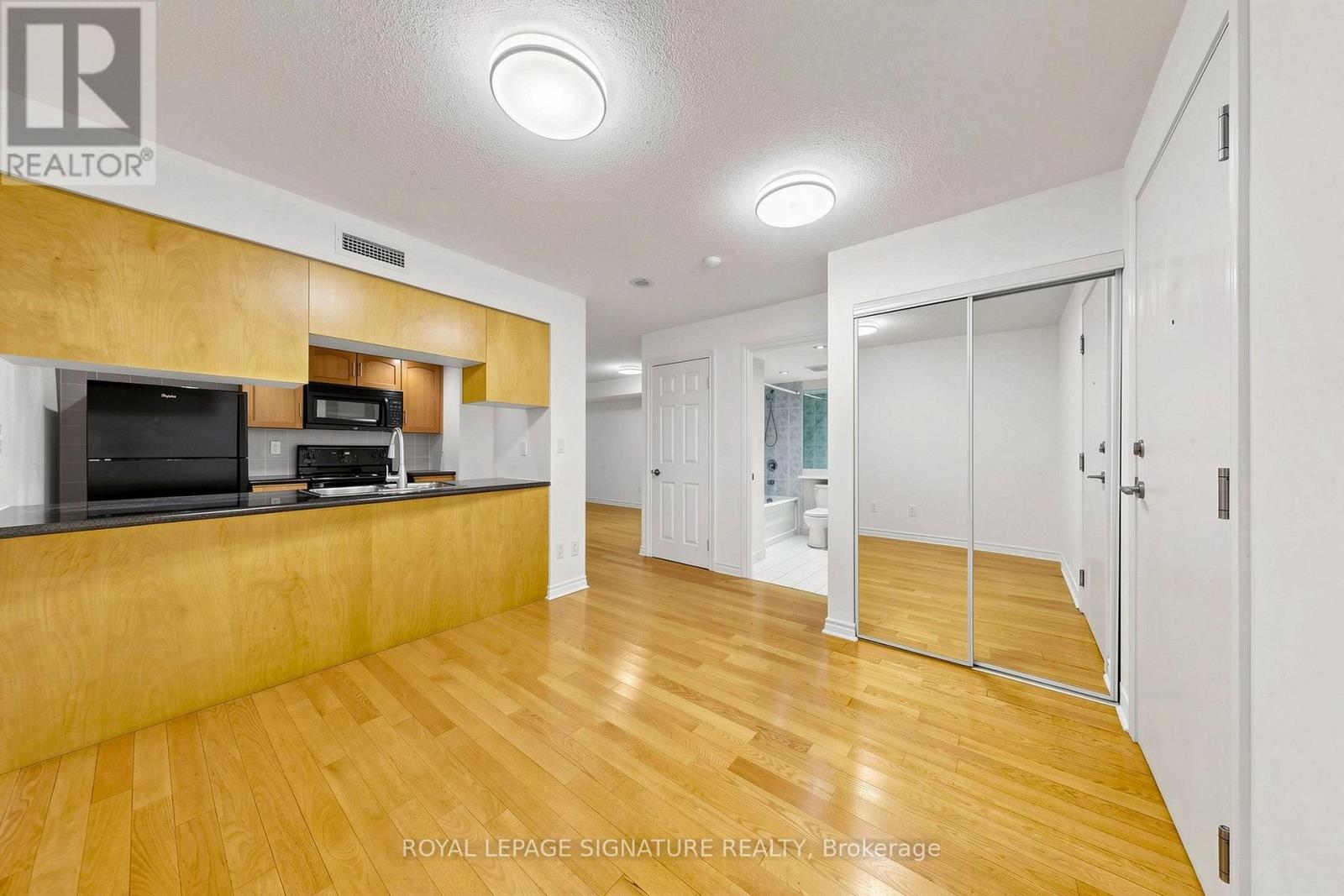 313 - 270 WELLINGTON STREET W
