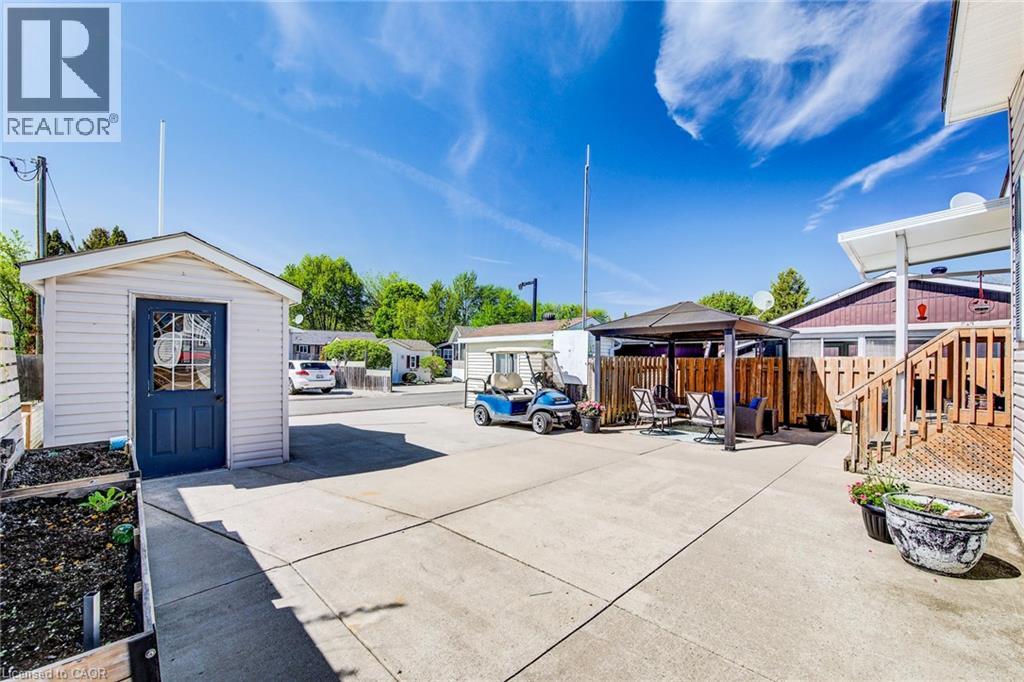 11 HEMLOCK Crescent