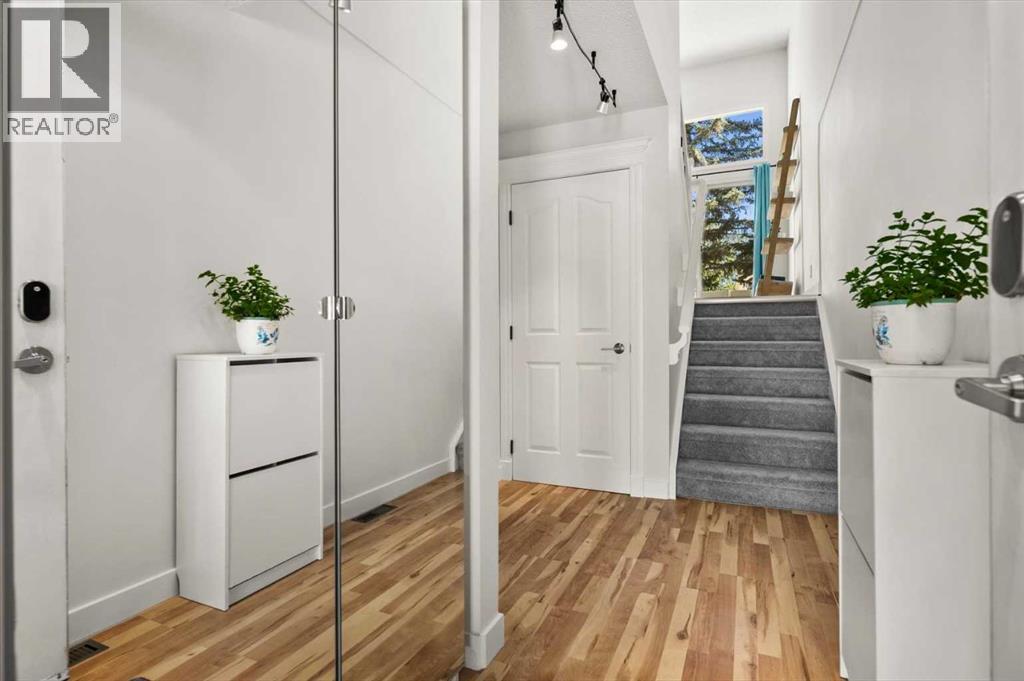 208 Queenston Heights SE