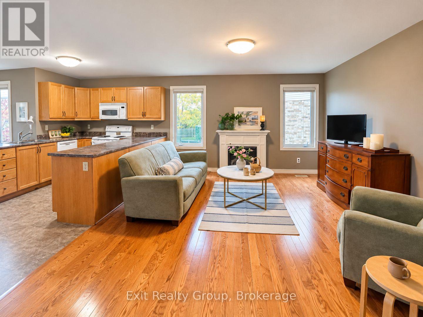 18 AVA COURT - Photo 3