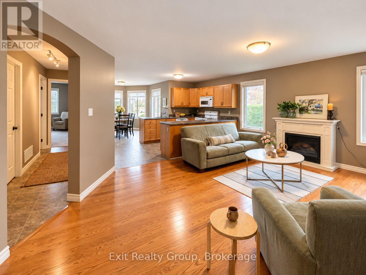 18 AVA COURT - Photo 2