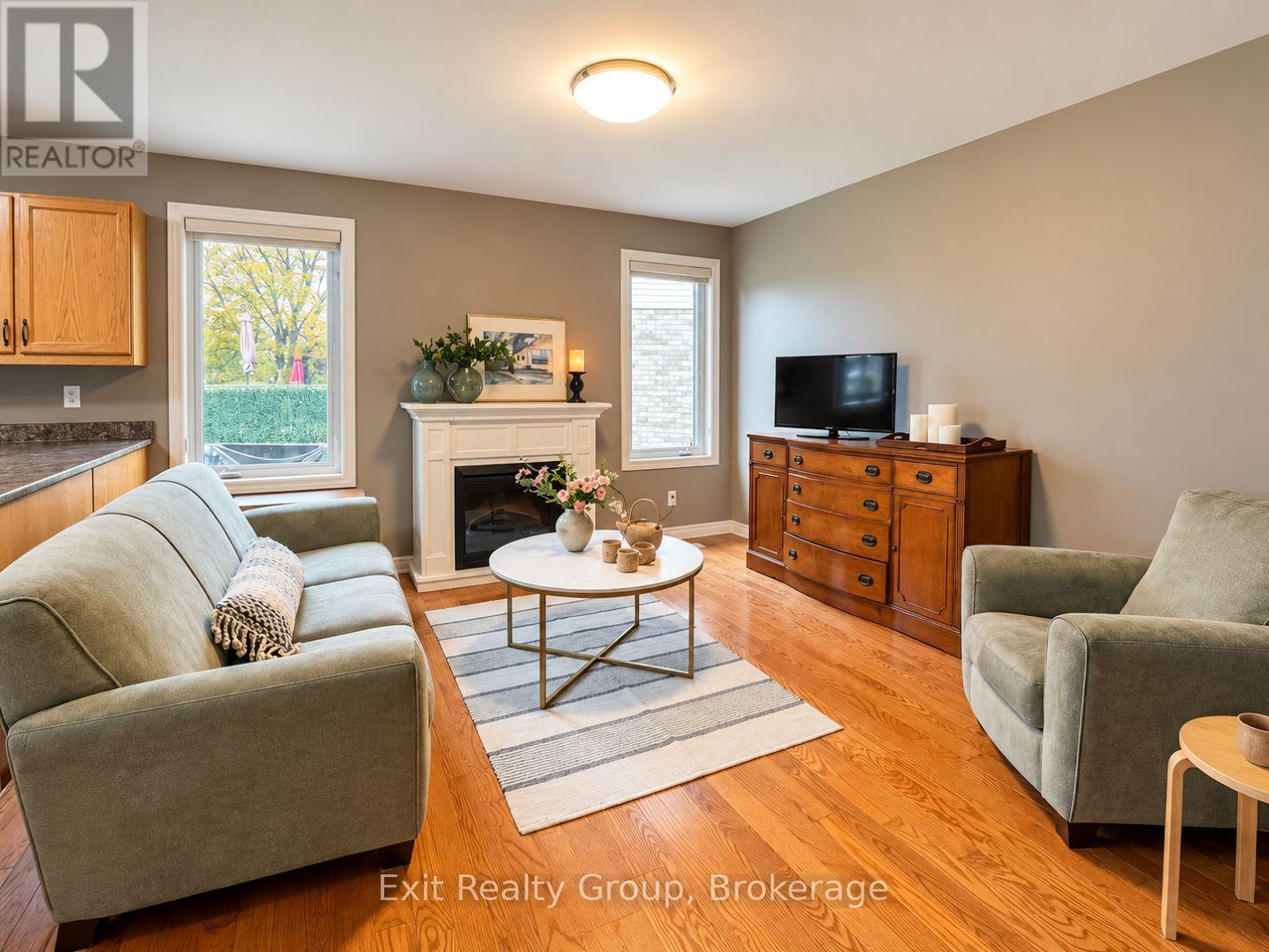 18 AVA COURT - Photo 4