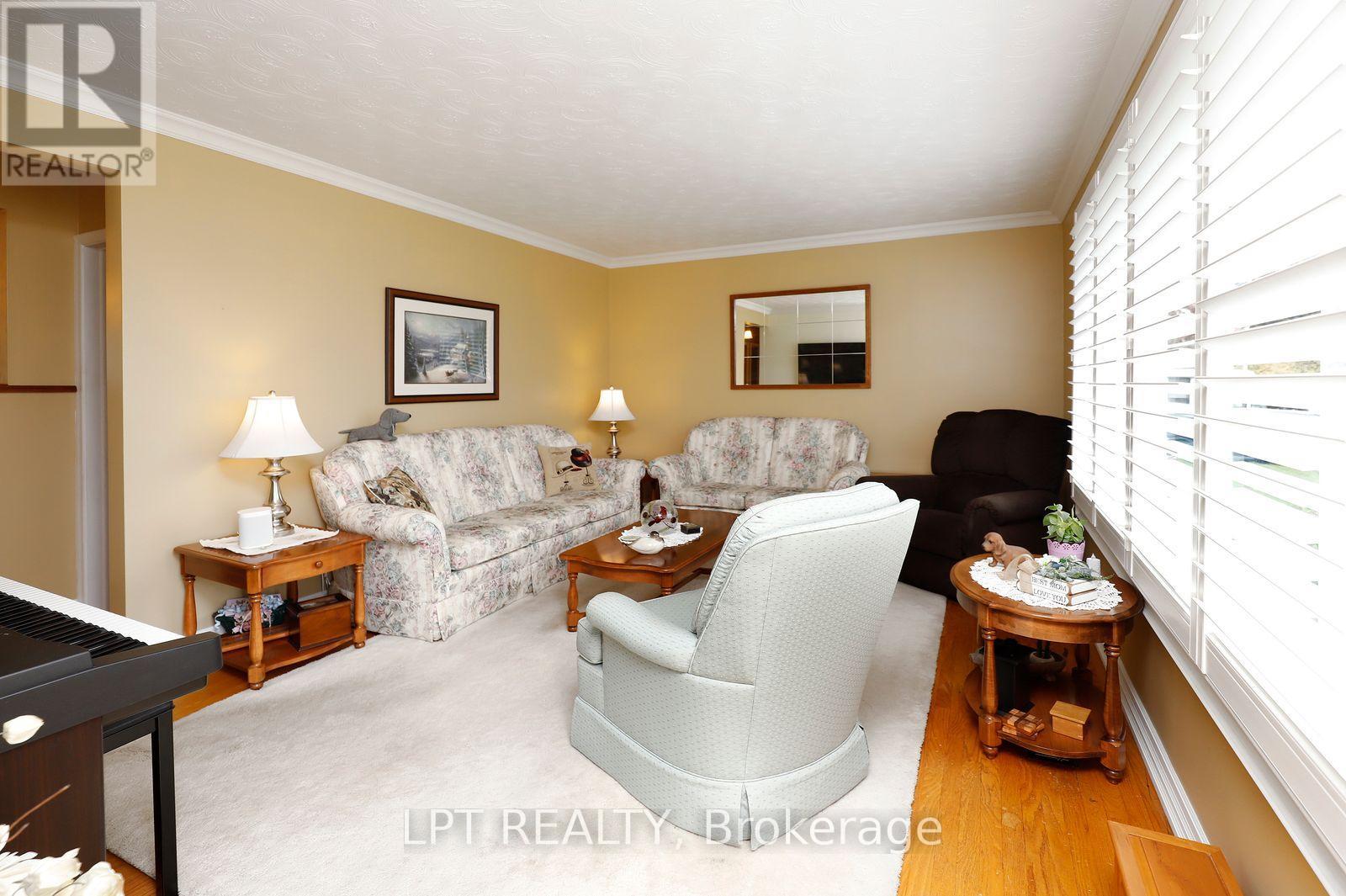37 MCGILVRAY CRESCENT W