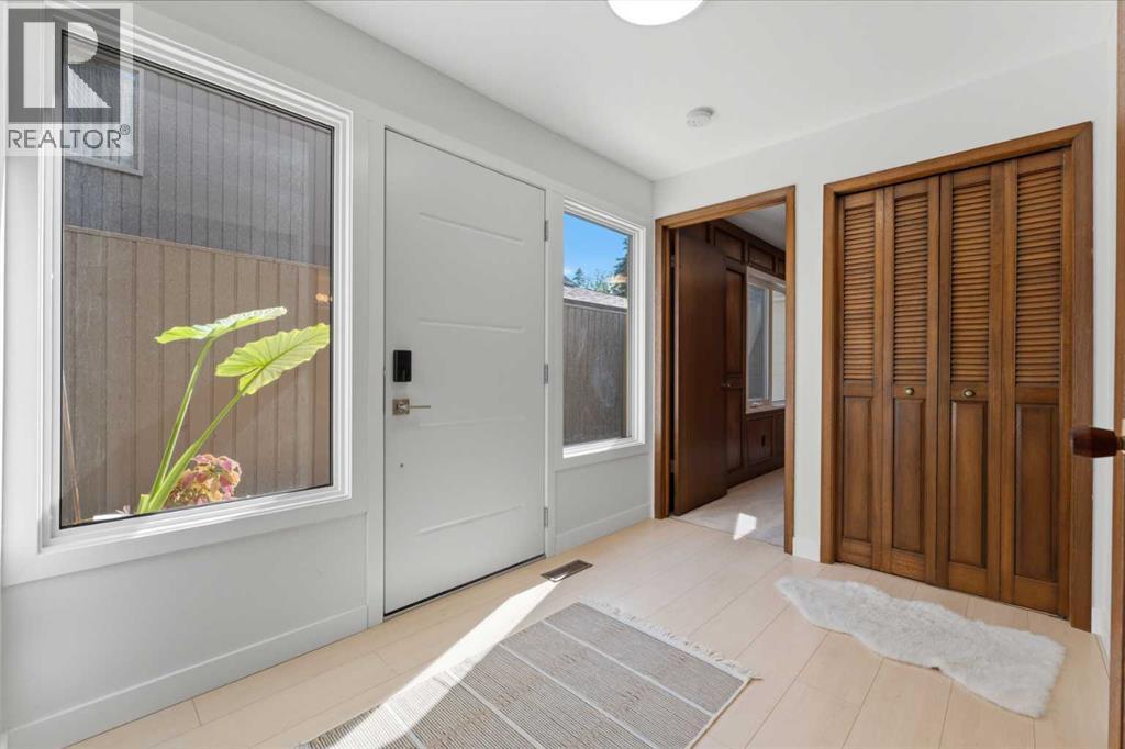 821, 860 Midridge Drive SE