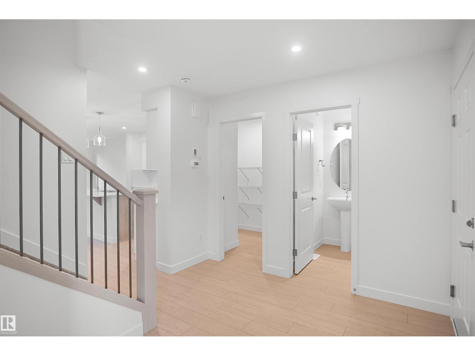 938 18 AV NW