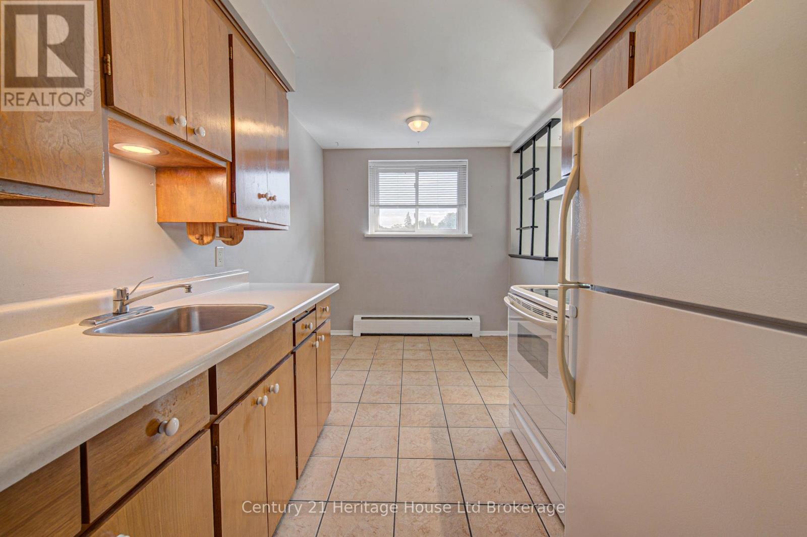 401 - 770 HUGHSON STREET
