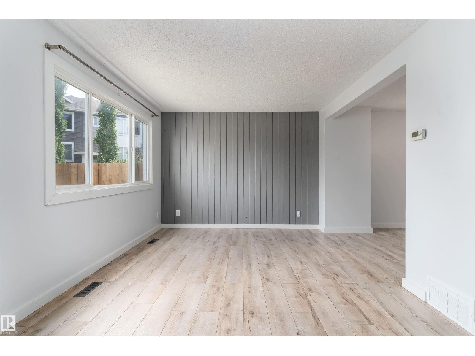 5 MCLEOD PL NW