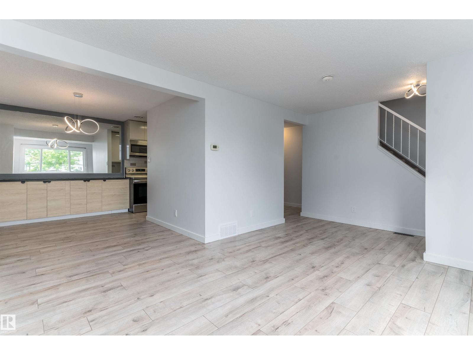5 MCLEOD PL NW