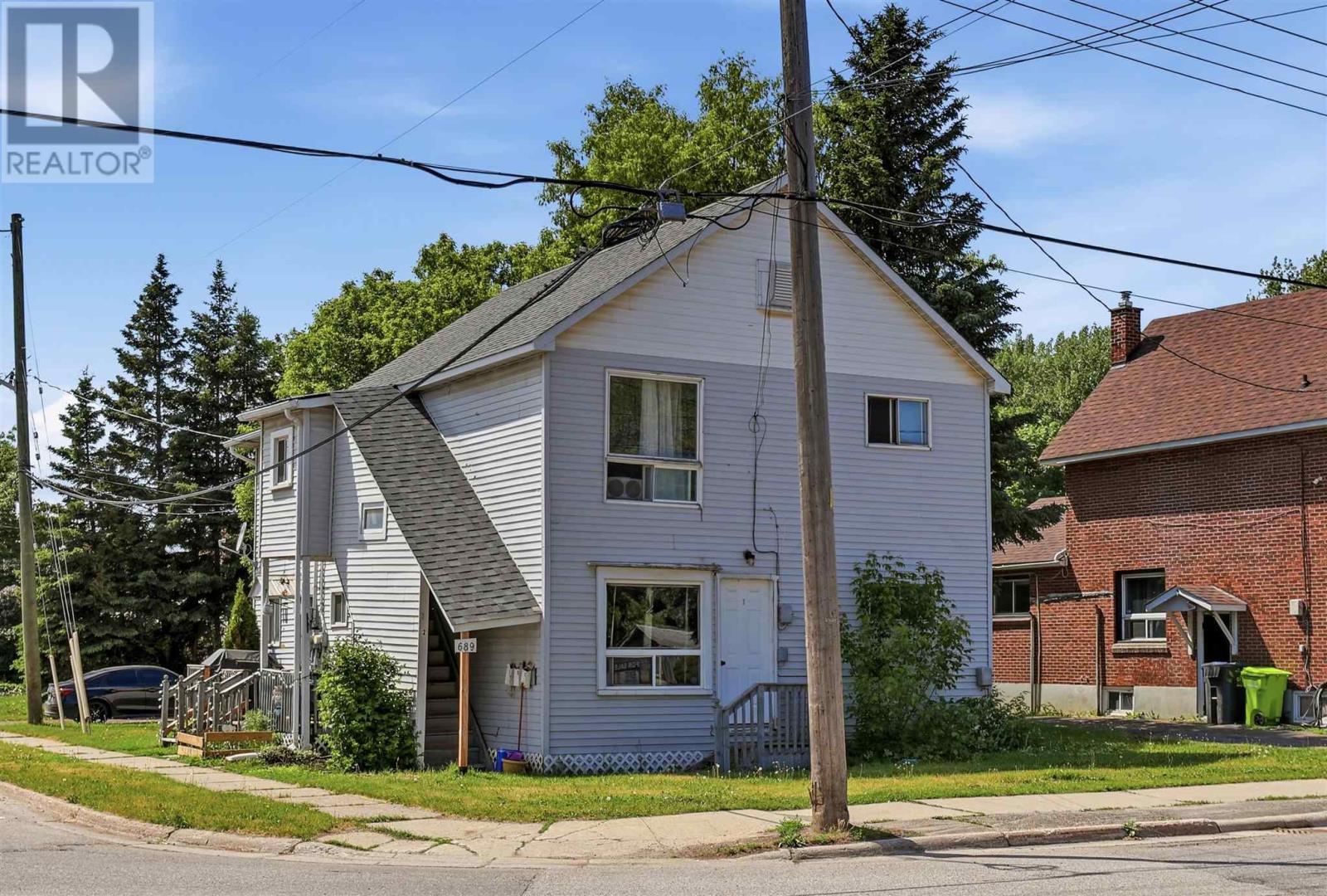 689 Wellington ST W - Photo 2