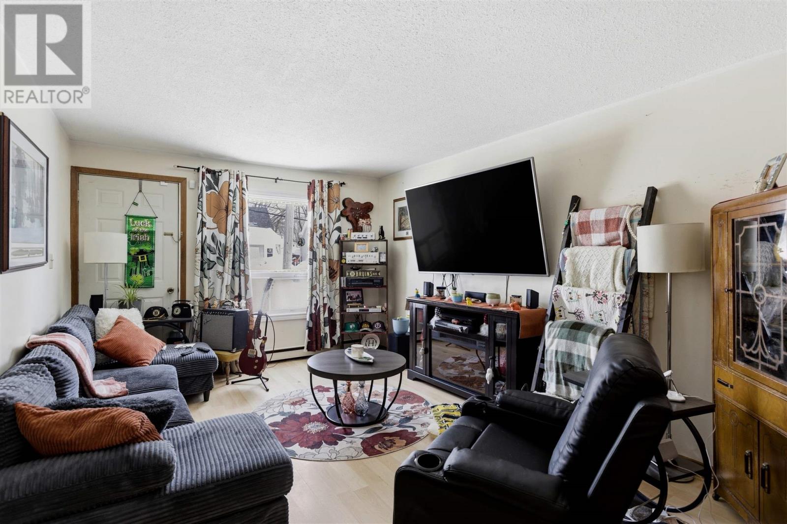 689 Wellington ST W - Photo 3