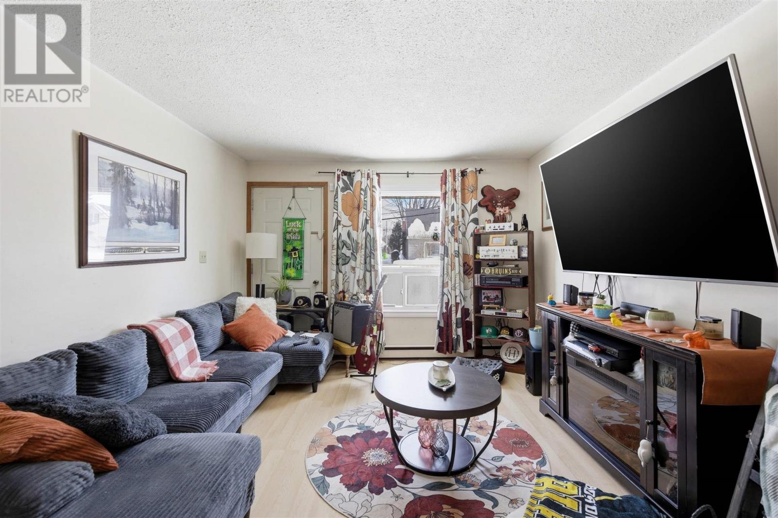 689 Wellington ST W - Photo 4