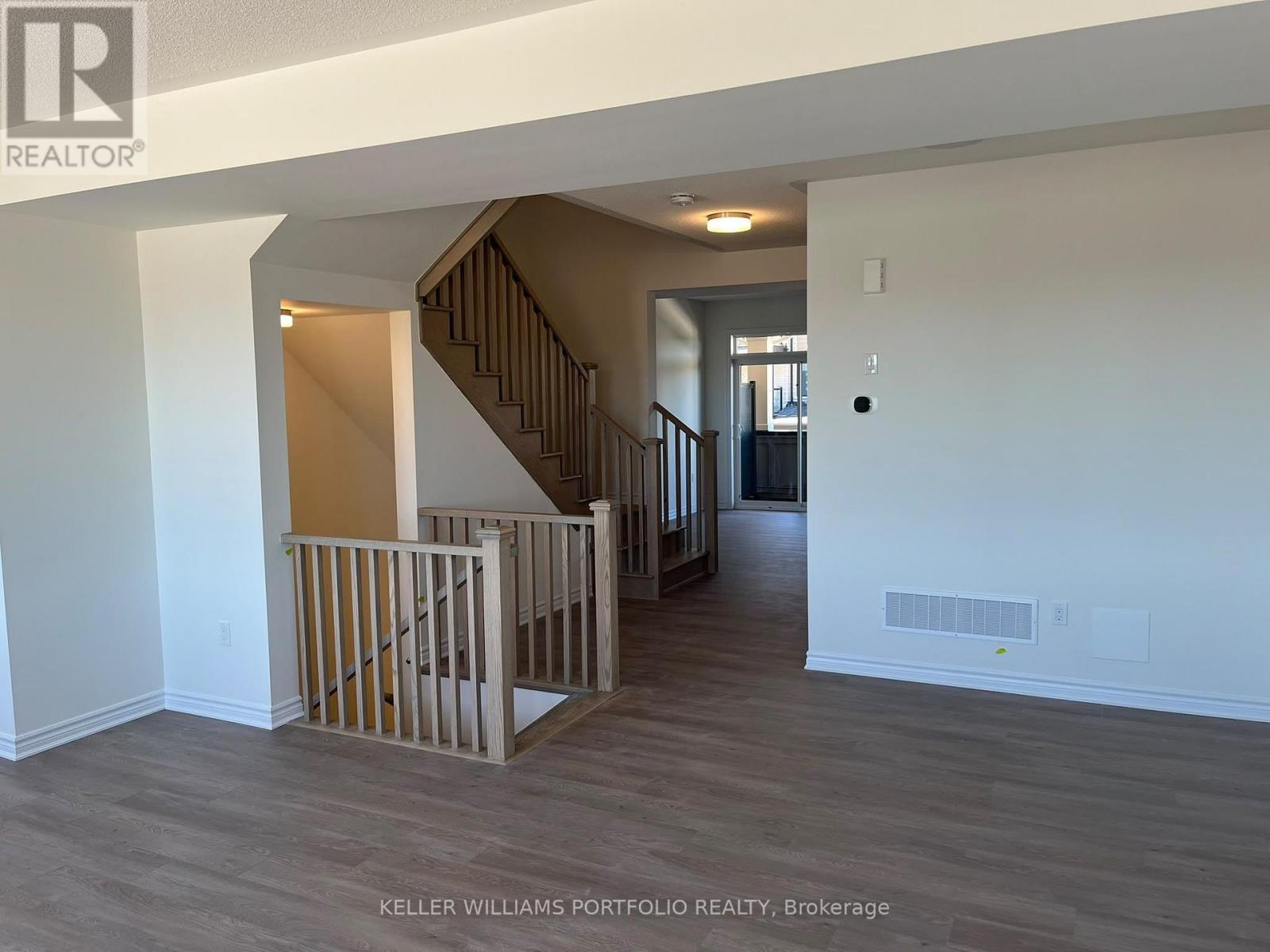 UPPER - 8 THORNBIRD CRESCENT