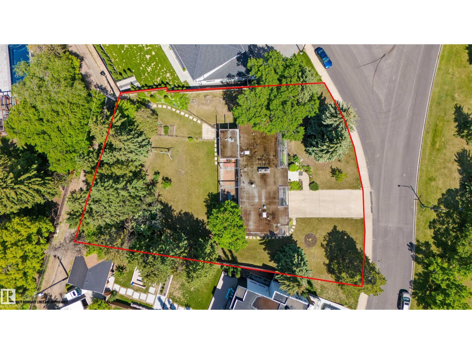 8 LAURIER PL NW