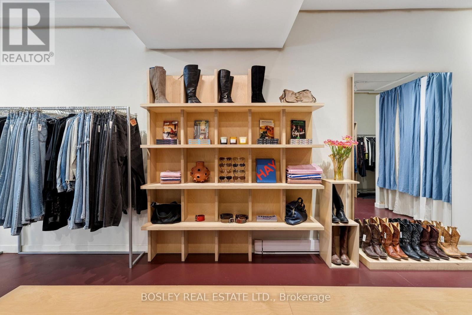 1167 DUNDAS STREET W