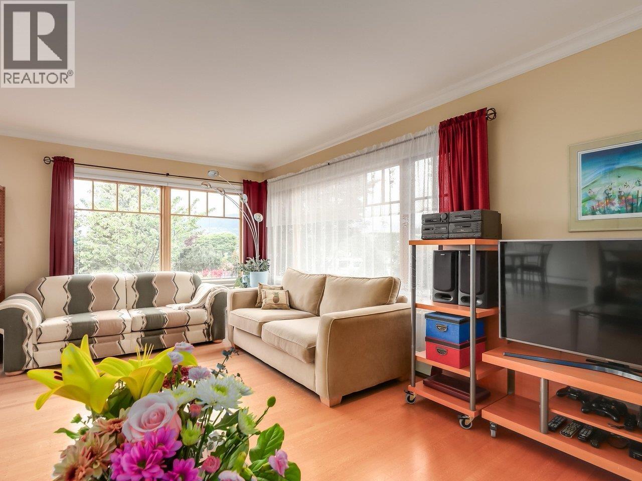 4072 SKYLINE DRIVE