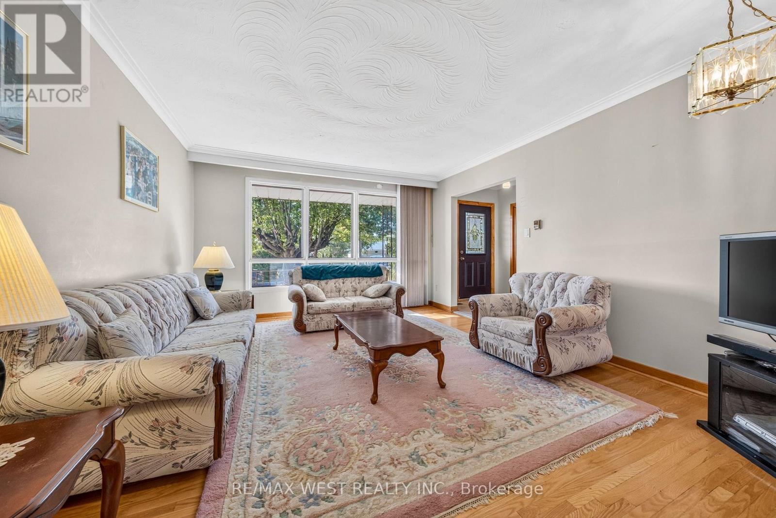 18 PHEASANT VALLEY COURT