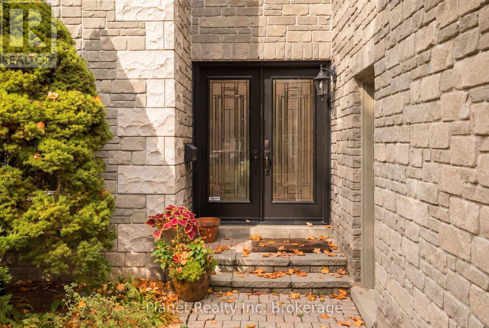 7 - 25 MANOR PARK CRESCENT