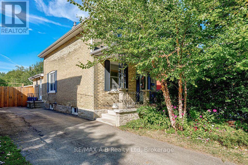 54 MCNAB STREET S