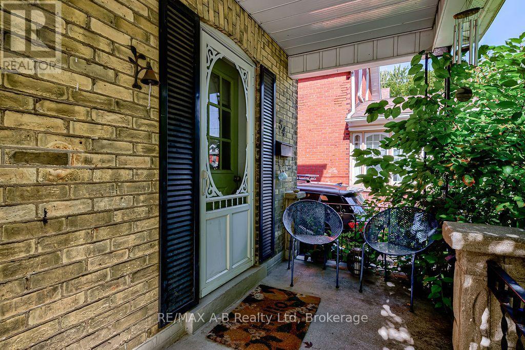 54 MCNAB STREET S