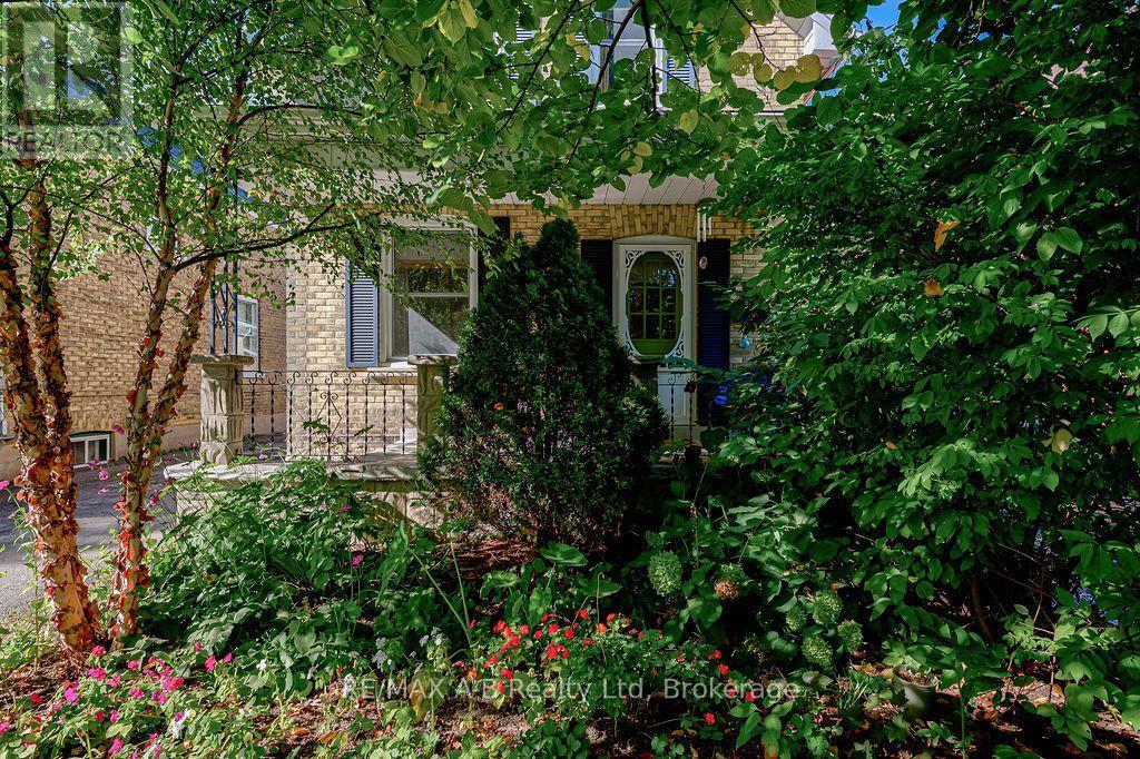 54 MCNAB STREET S