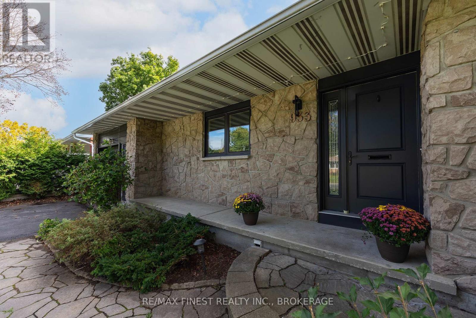 933 MAYFAIR CRESCENT