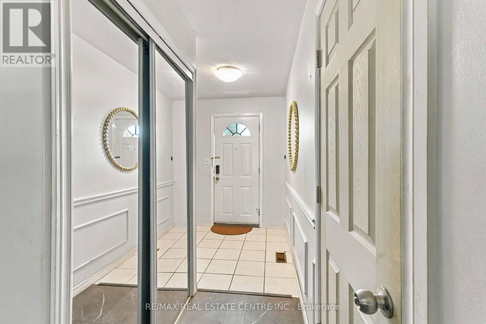 4 - 899 STONE CHURCH ROAD E