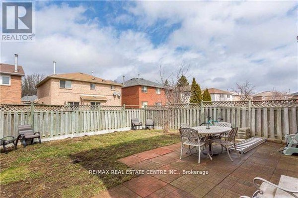 22 Matterdale Ave, Brampton (Fletcher'S West), ON 3