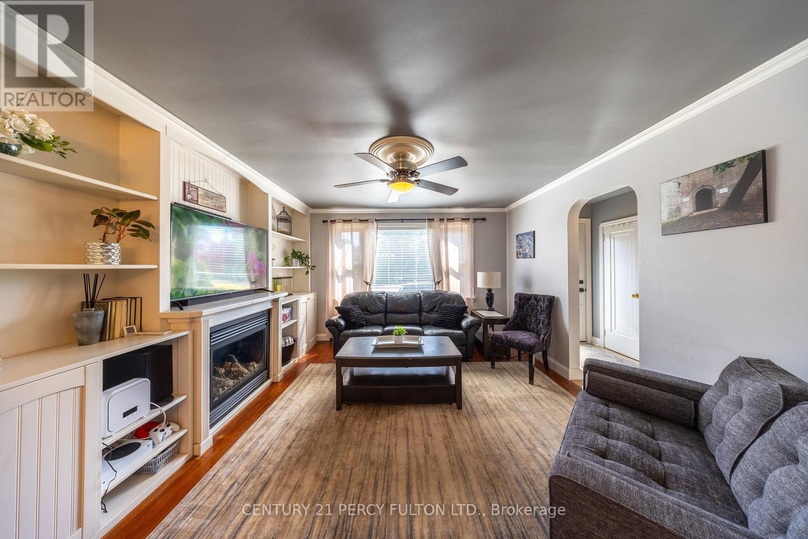 816 SIMCOE STREET N