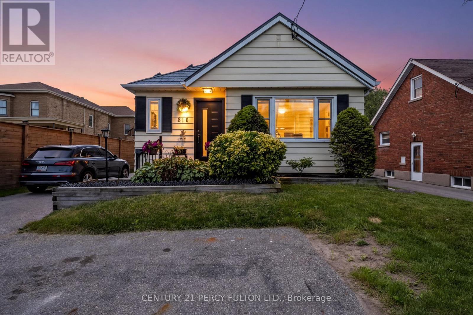816 SIMCOE STREET N