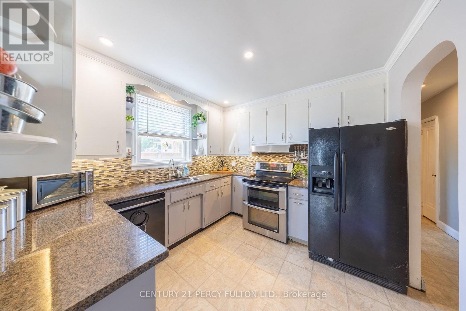 816 SIMCOE STREET N