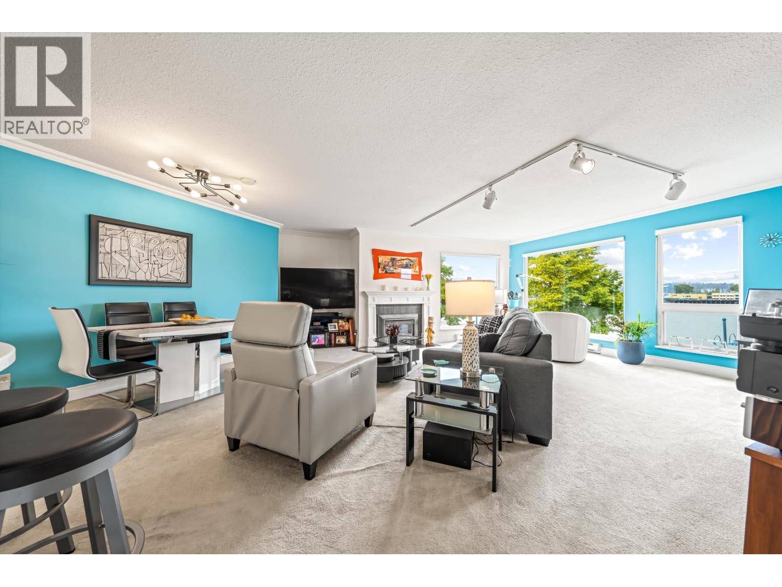 306 1230 QUAYSIDE DRIVE