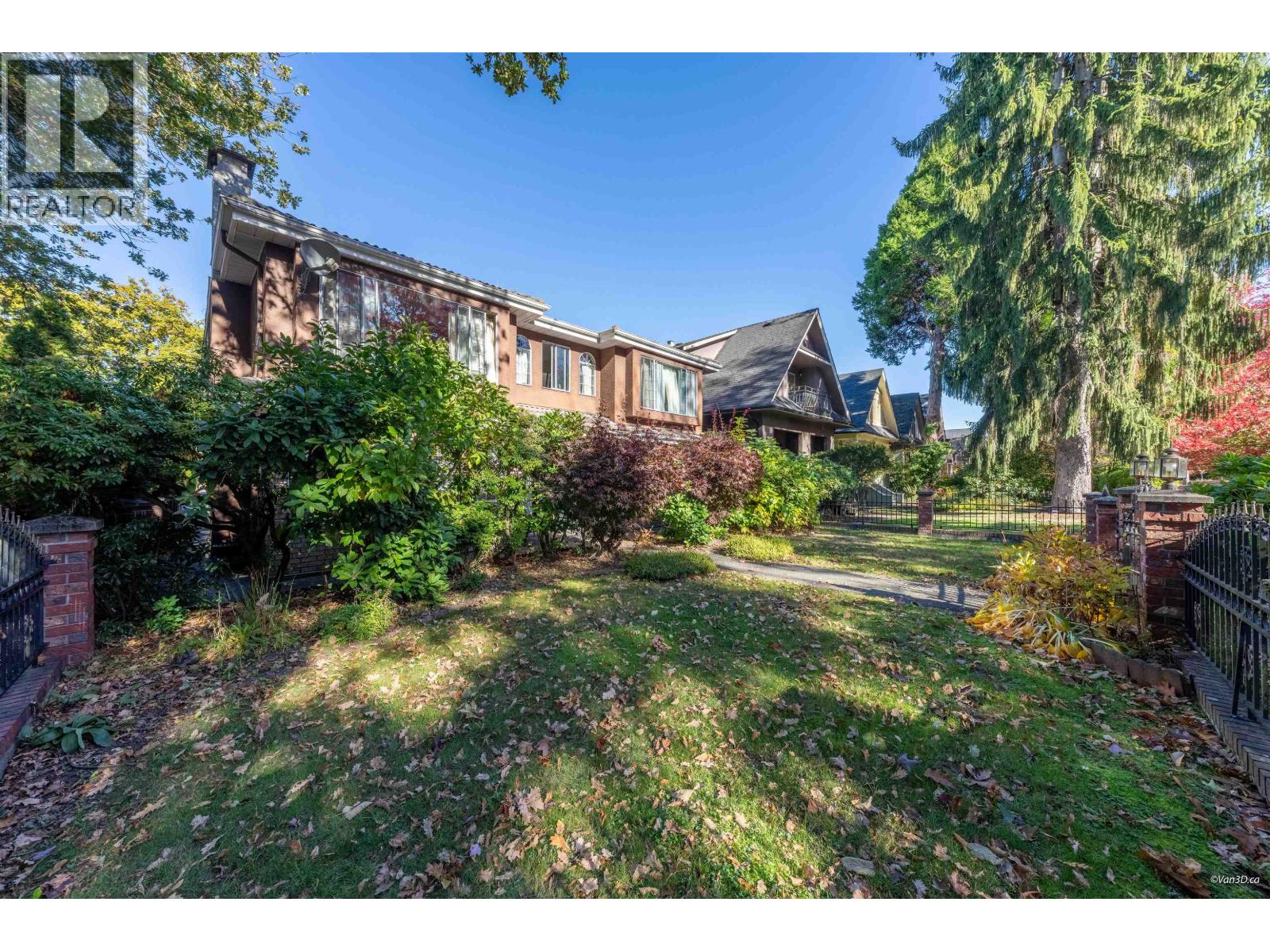 195 W 17TH AVENUE