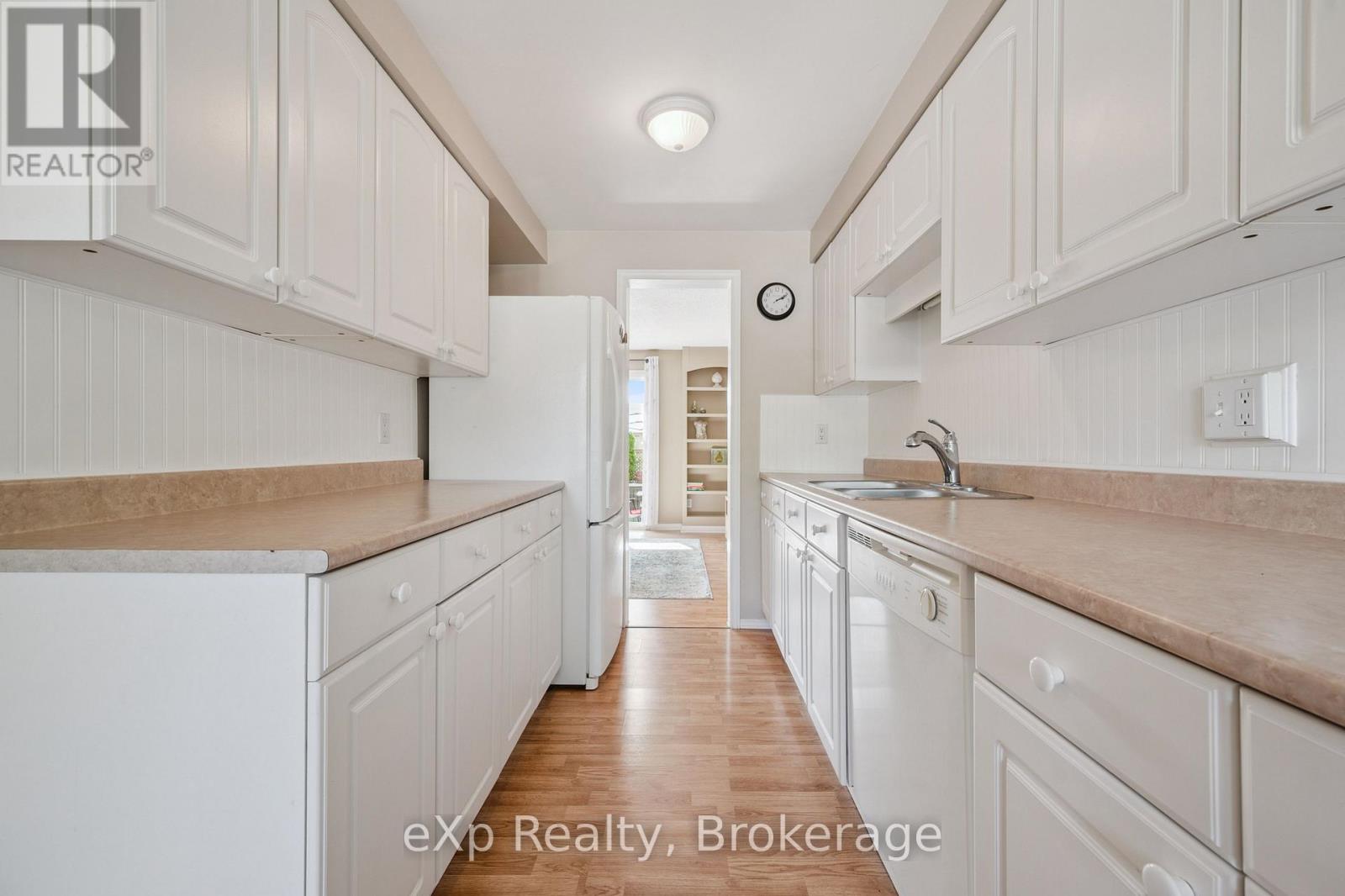 44 - 40 SILVERCREEK PARKWAY N