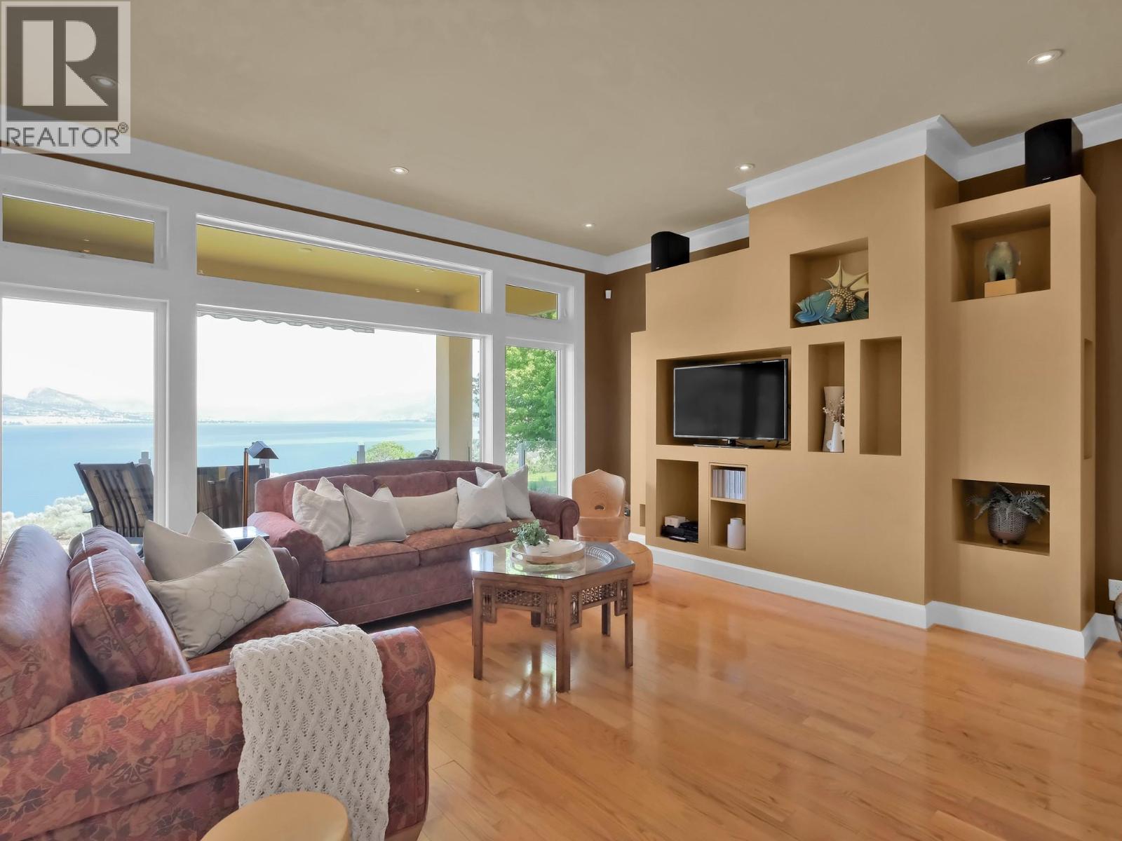 156 VANCOUVER Place